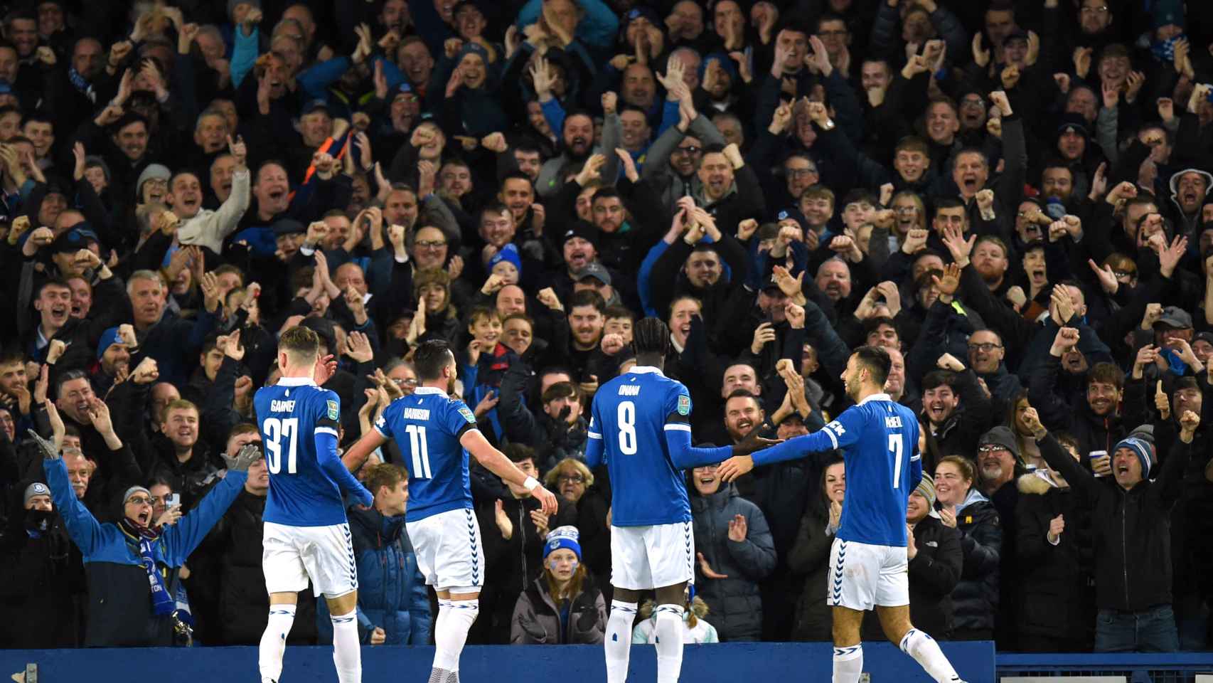 Los aficionados del Everton aplauden a los jugadores tras marcar un gol.