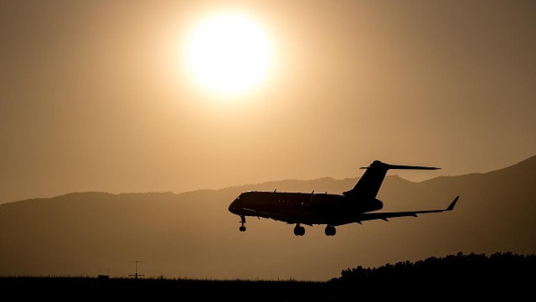 Un jet privado aterriza en el aeropuerto de Ginebra (Suiza).