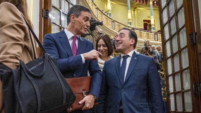 José Manuel Albares, ministro de Exteriores, UE y Cooperación, junto a Pedro Sánchez en el debate de investidura.