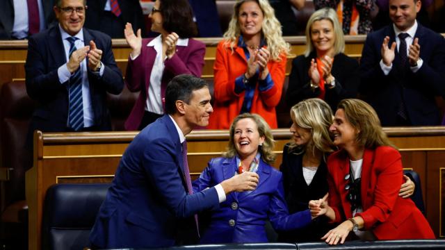 Sánchez celebra junto a Calviño, Díaz y Ribera su investidura como presidente del Gobierno.