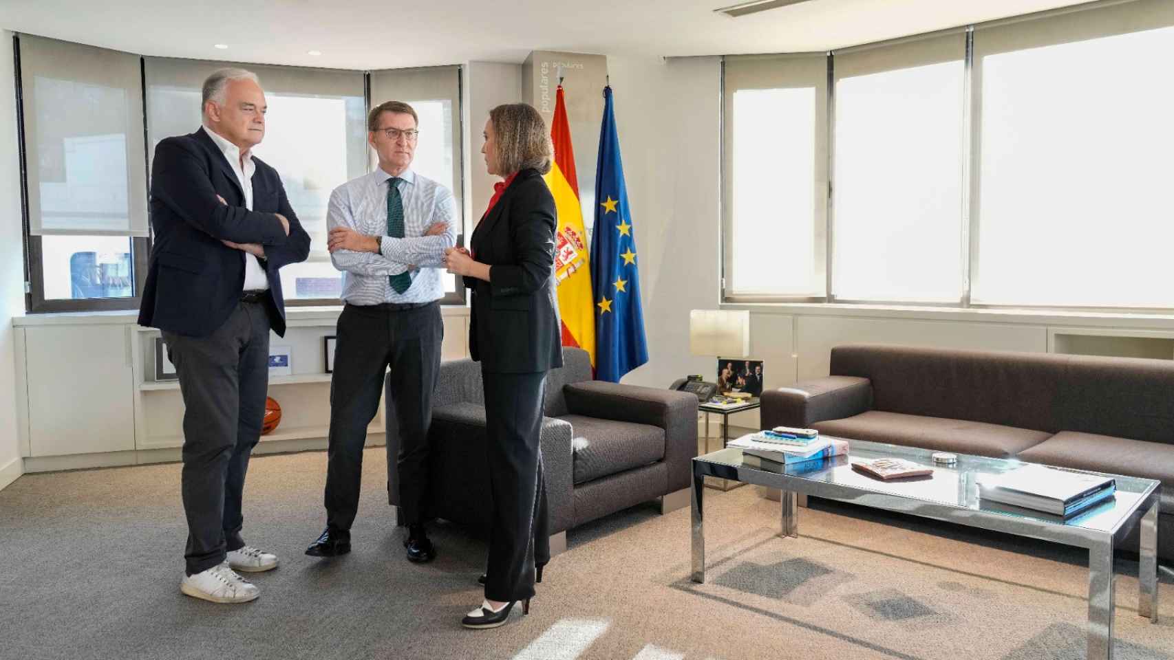 El líder del PP, junto a González Pons y Gamarra, este lunes en su despacho.