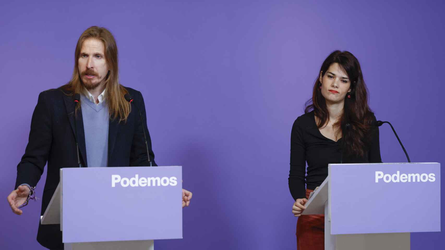 Los portavoces nacionales de Podemos, Pablo Fernández e Isabel Serra, este lunes en la sede del partido.