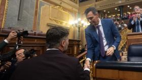 El portavoz de ERC en el Congreso, Gabriel Rufián (i), saluda al recién nombrado presidente del Gobierno, Pedro Sánchez