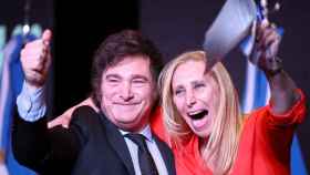 Javier Milei, junto a su hermana Karina, celebran la victoria en las elecciones a la Presidencia de Argentina.