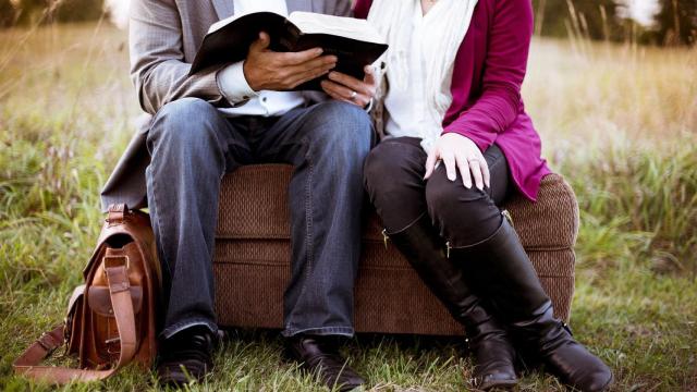 Una pareja leyendo.