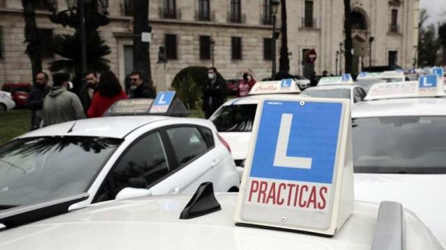 Varios coches de autoescuela en España.