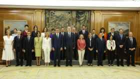 El Rey junto a Pedro Sánchez y los 22 ministros del nuevo Gobierno este martes en Zarzuela.