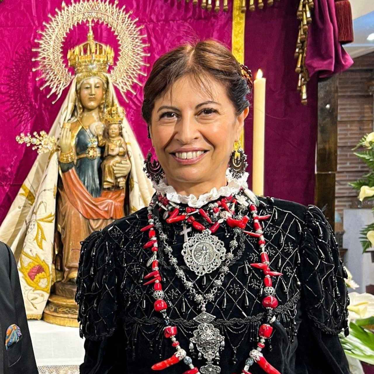 Ana Redondo, ministra de Igualdad, vestida con el tradicional traje de churra junto a la Virgen de San Lorenzo de Valladolid.