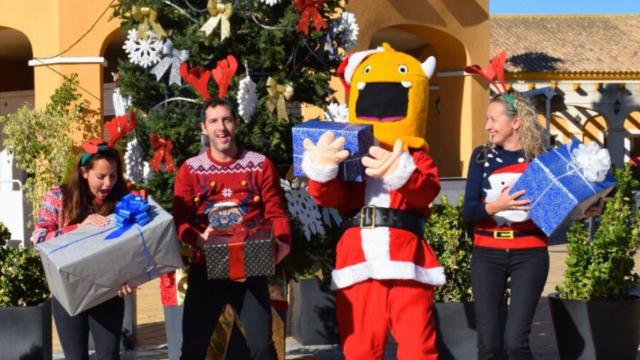 Parte del equipo de Alannia Resort junto al gigantesco árbol de Navidad.