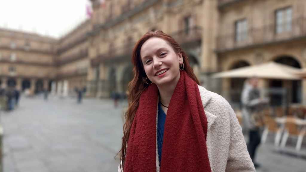 La compositora salmantina Alba Sánchez Torremocha, en la Plaza Mayor de Salamanca