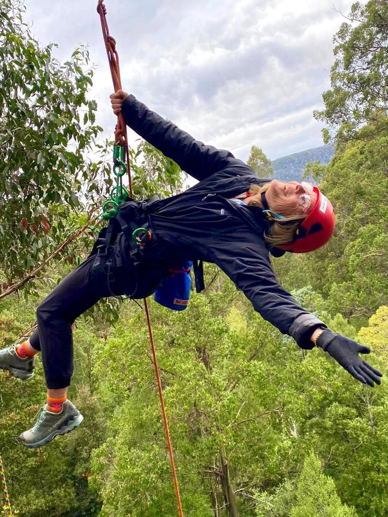 Caroline subindo em uma árvore na Austrália.