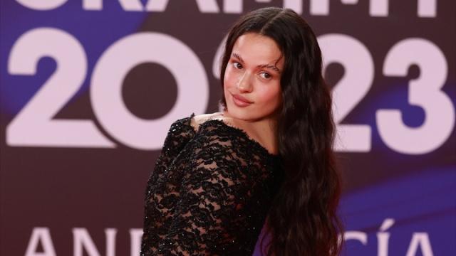 La cantante Rosalía posa durante el 'photocall' previo a la gala de entrega de los Latin Grammy 2023.