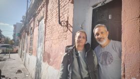 Israel y Loli, de 49 y 44 años, respectivamente, a las puertas del número 10 de la calle Peironcely, en Entrevías (Madrid).