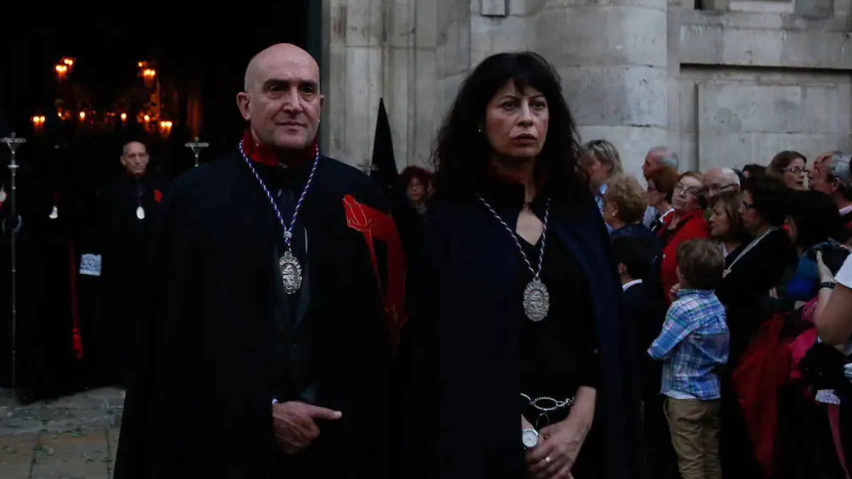 La nueva ministra de Igualdad, Ana Redondo, junto al actual alcalde de Valladolid, Jesús Julio Carnero, en una procesión de Semana Santa.
