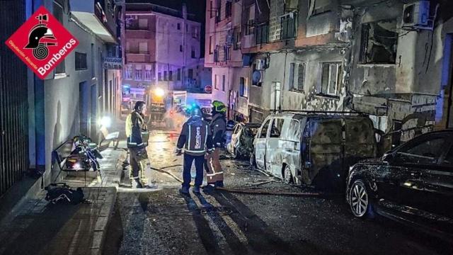 Los bomberos, en el lugar de los hechos.