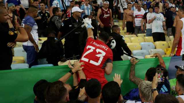 'Dibu' Martínez yendo a por un policía brasileño durante la trifulca en Maracaná