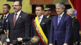 Daniel Noboa jura su cargo flanqueado por su predecesor, Guillermo Lasso, y el presidente de la Asamblea Nacional.