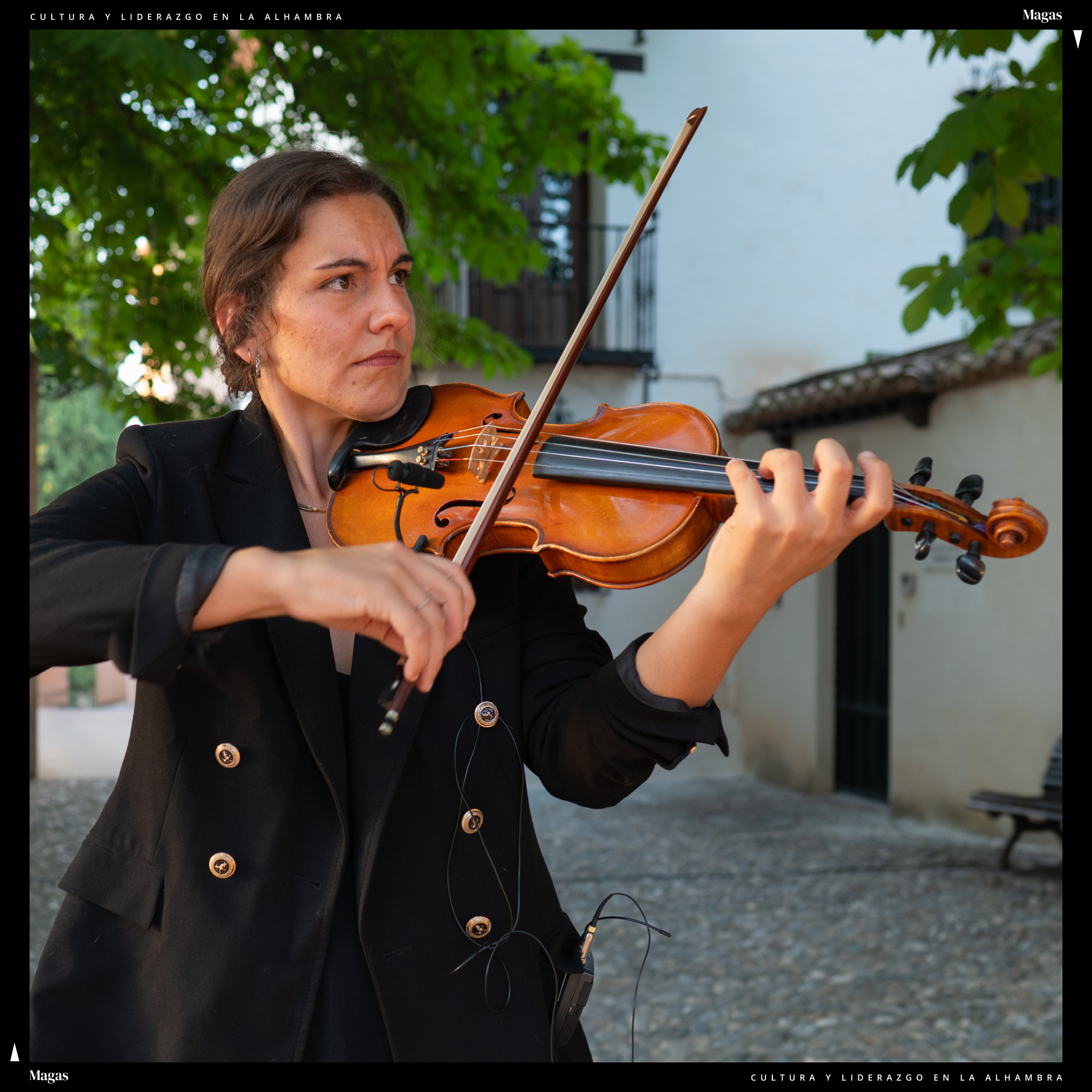 Actuación de violinistas en el evento