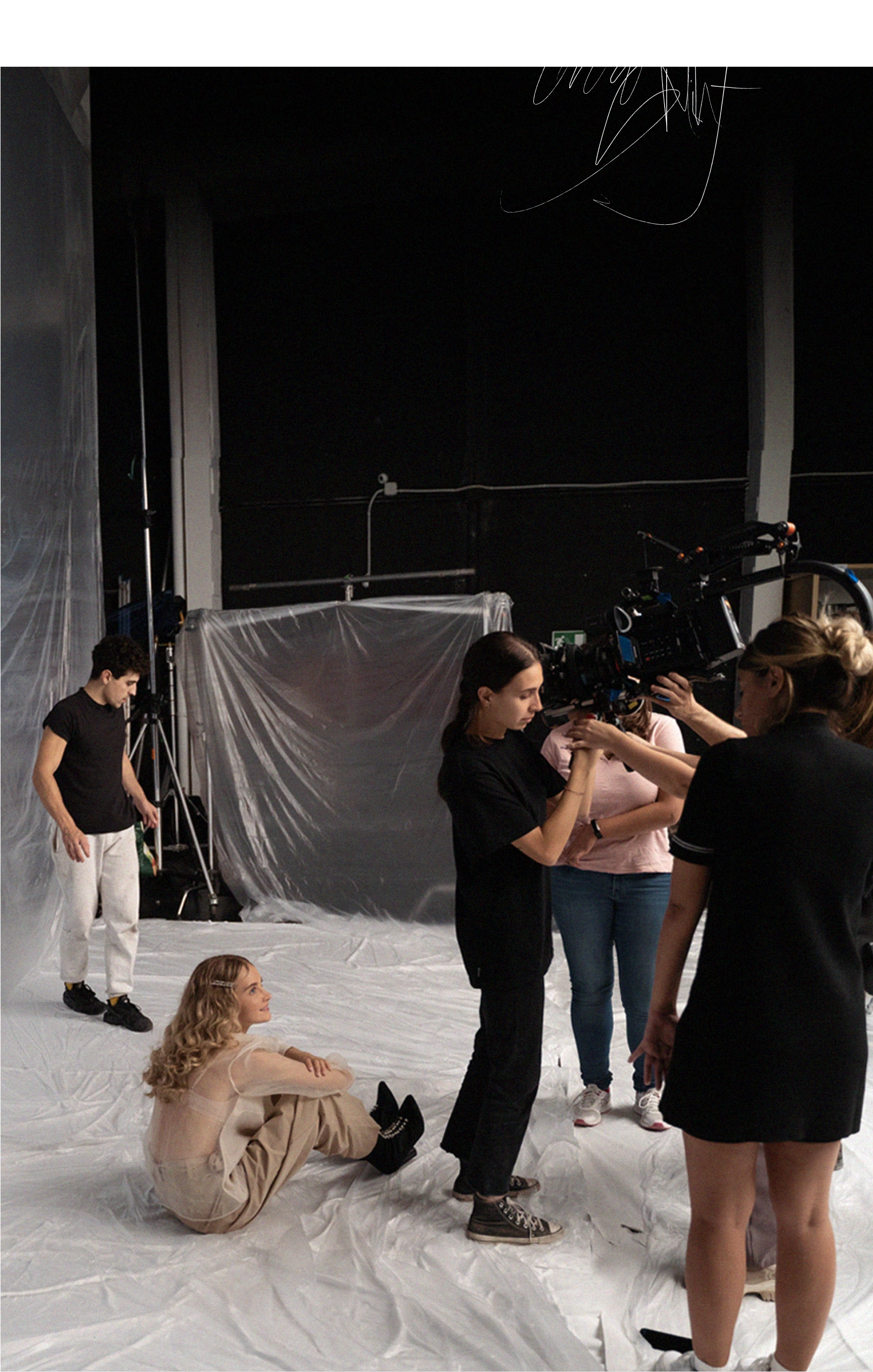 Fotografía de making off del equipo de rodaje del fashion film In-Out