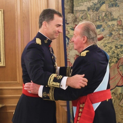 Su Majestad el Rey recibe un abrazo de Su Majestad el Rey Don
                  Juan Carlos, tras la imposición de la faja de capitán general.
                  2014