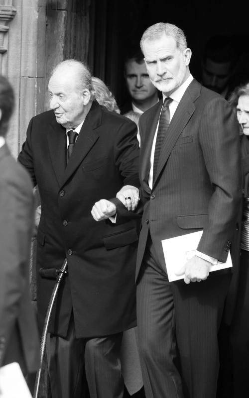 El rey Felipe y el rey Juan Carlos a la salida del servicio en
                  honor a Constantino II en Windsor