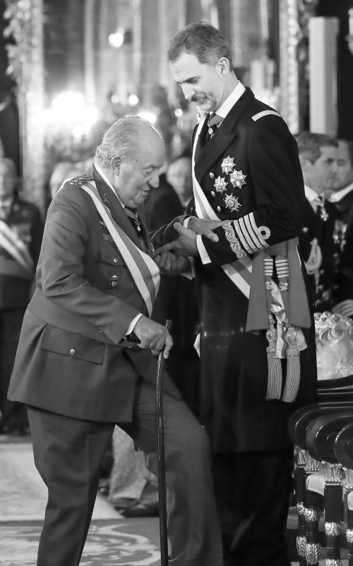 Felipe VI ayuda a su padre en la Pascua Militar de 2018, donde elogió el papel histórico de Don Juan Carlos