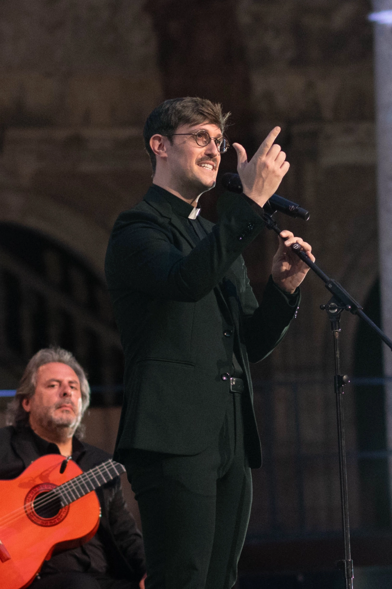 El Padre Damián actuando en la gala