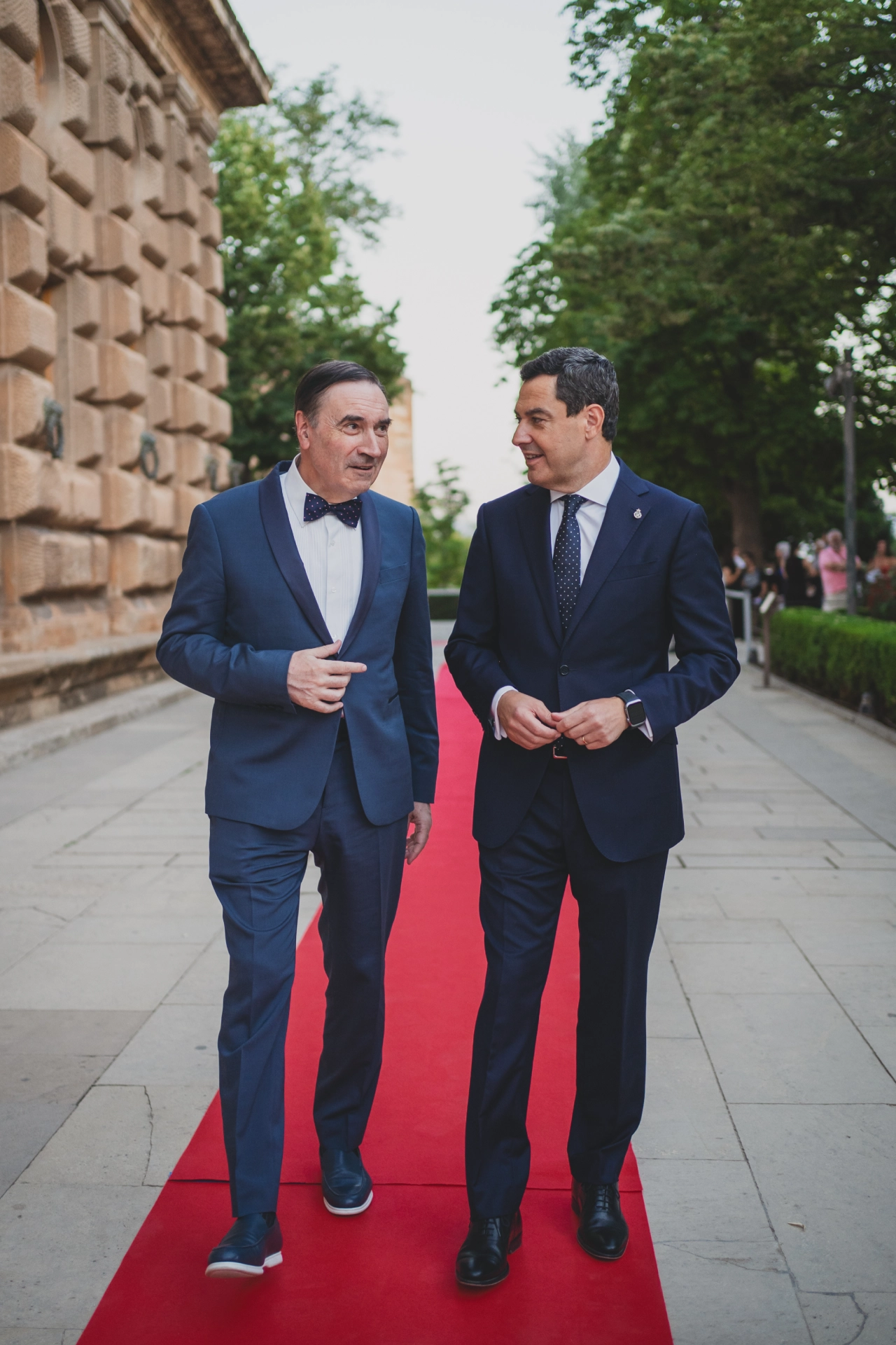 Pedro J. Ramírez, director de EL ESPAÑOL, y Juanma Moreno, presidente de la Junta de Andalucía