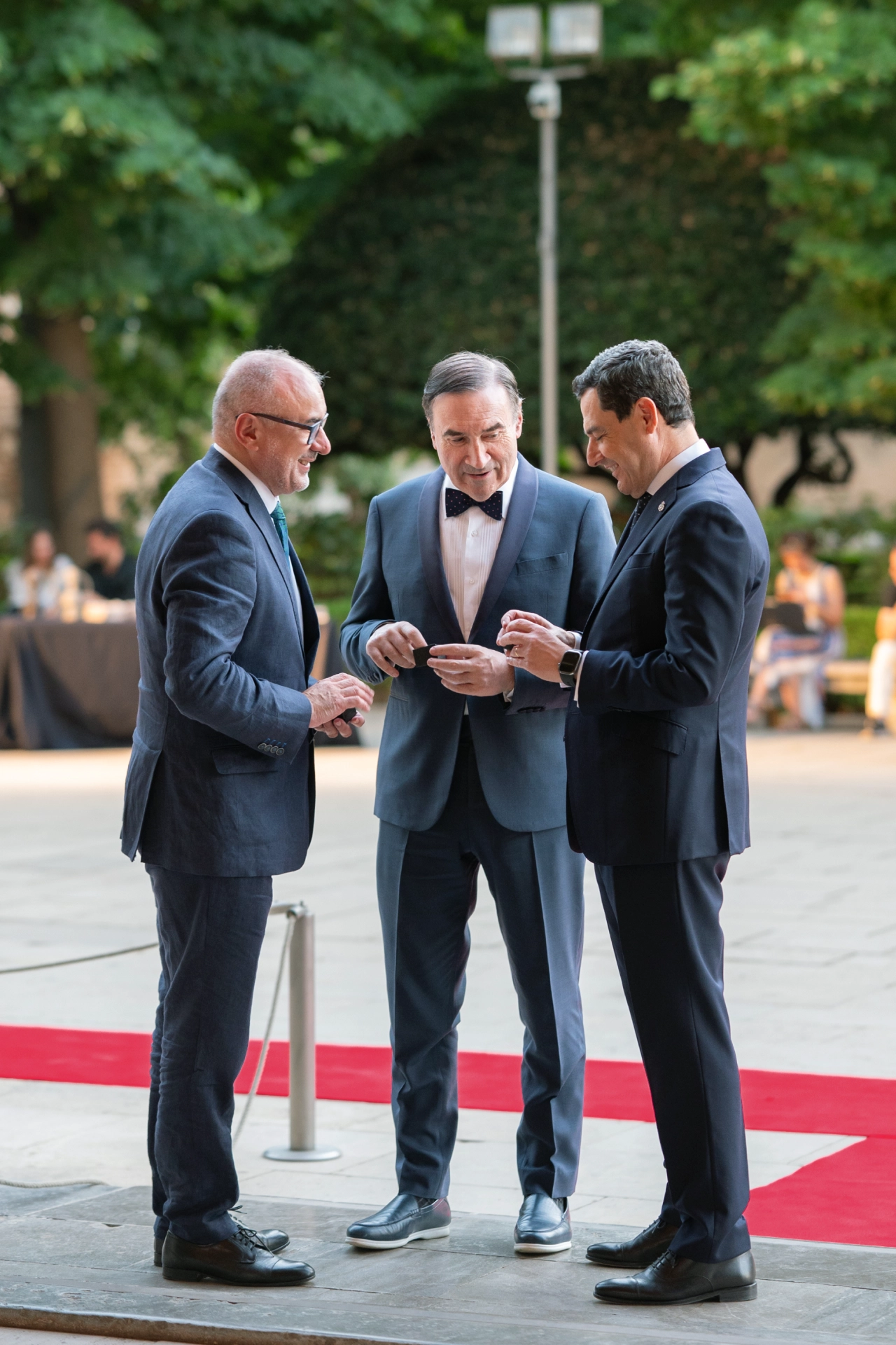 Rodrigo Ruiz-Jiménez, director del patronato de la Alhambra y Generalife, Pedro J. Ramírez, director de EL ESPAÑOL y Juanma Moreno, presidente de la Junta de Andalucía