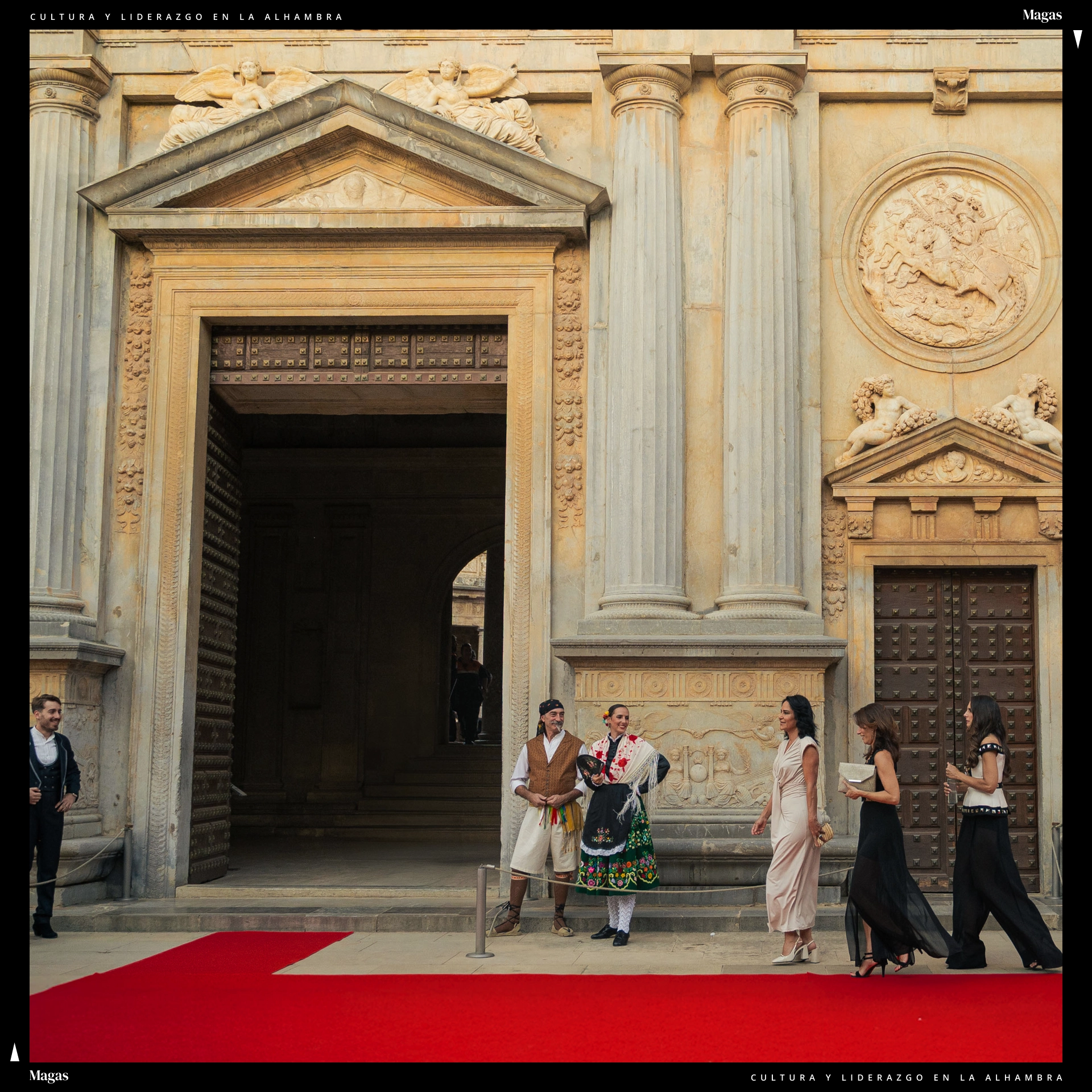 Los invitados de la gala ‘La Alfombra de la Cultura y el Liderazgo Femenino en Granada’  entrando por la puerta del Carlos V