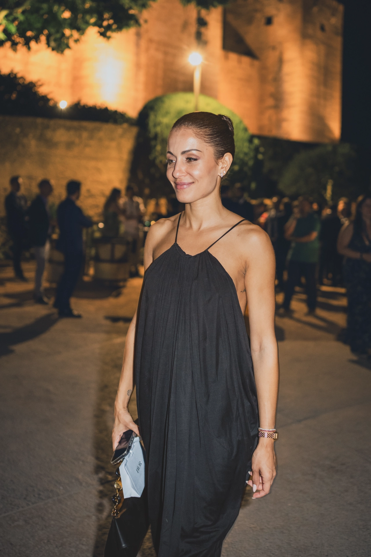 Hiba Abouk disfrutando del cocktail