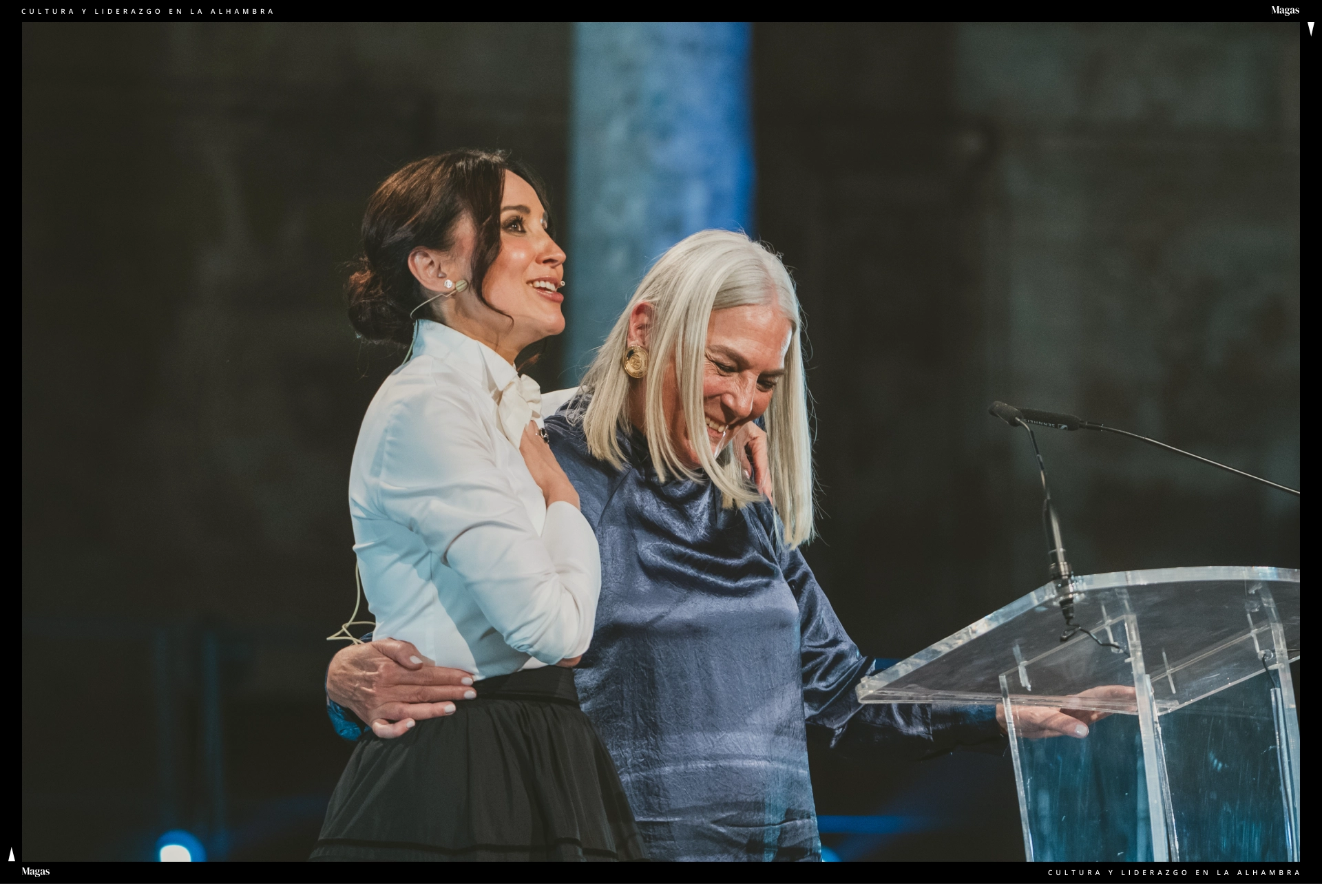 Cruz Sánchez de Lara con Mercedes Wullich en el escenario de la gala