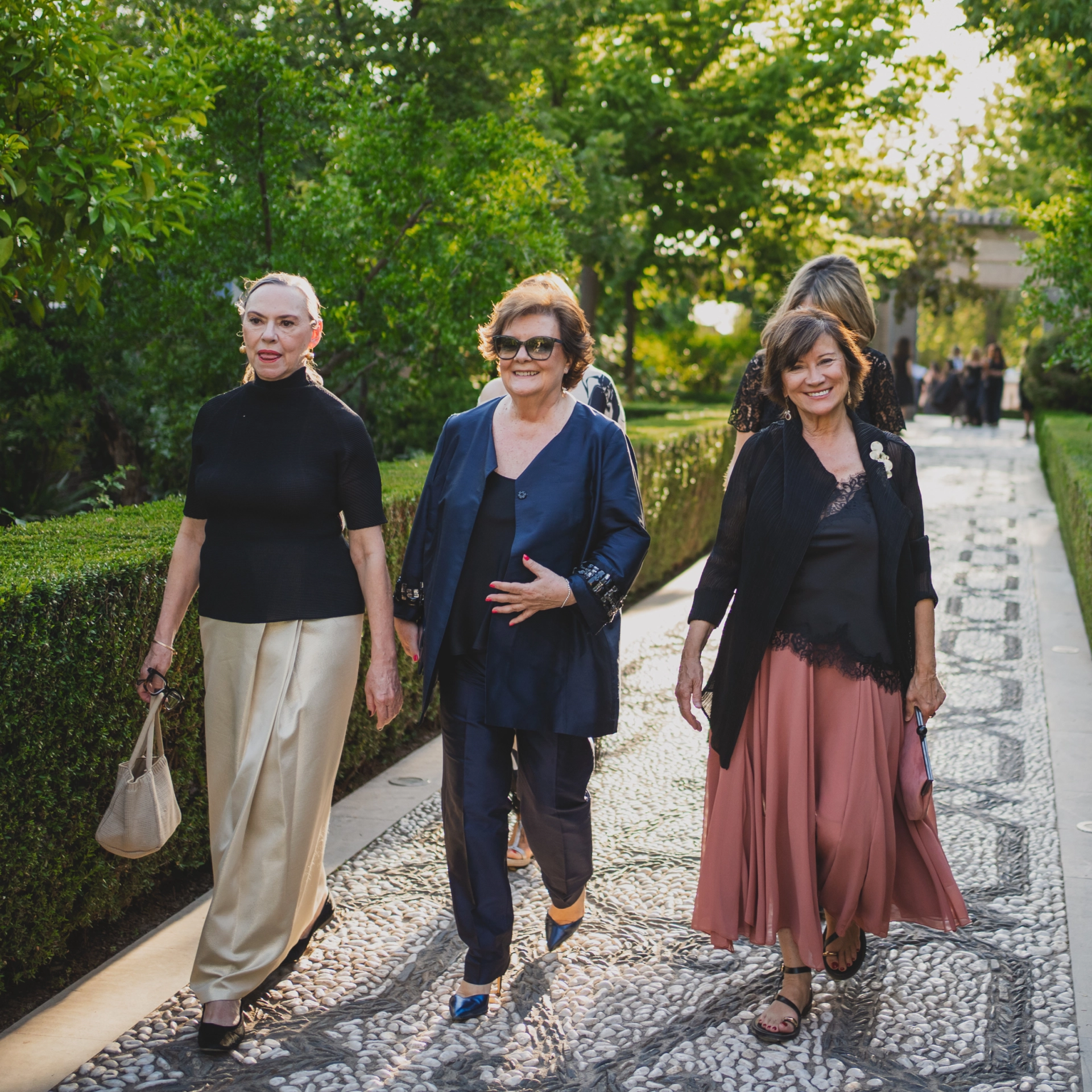 Laura García Lorca, directora de la Huerta de San Vicente, junto a Enriqueta Chicano, presidenta del Tribunal de Cuentas, y la escritora Nativel Preciado en el evento ‘La alfombra de La Cultura y el Liderazgo Femenino en Granada’