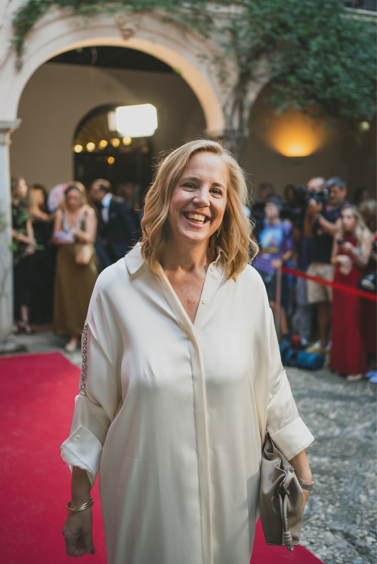 Foto retrato de Sheila Loewe en el interior del parador de Granada