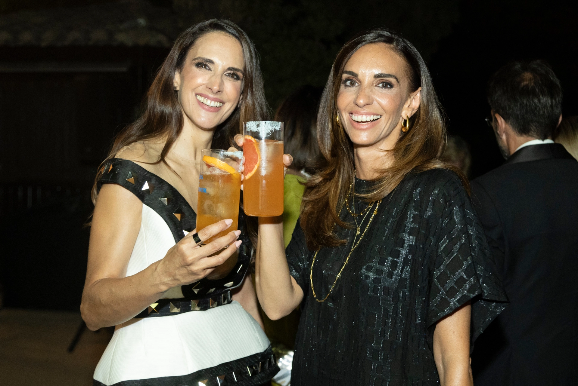 Invitados disfrutando del cocktail en la Alhambra