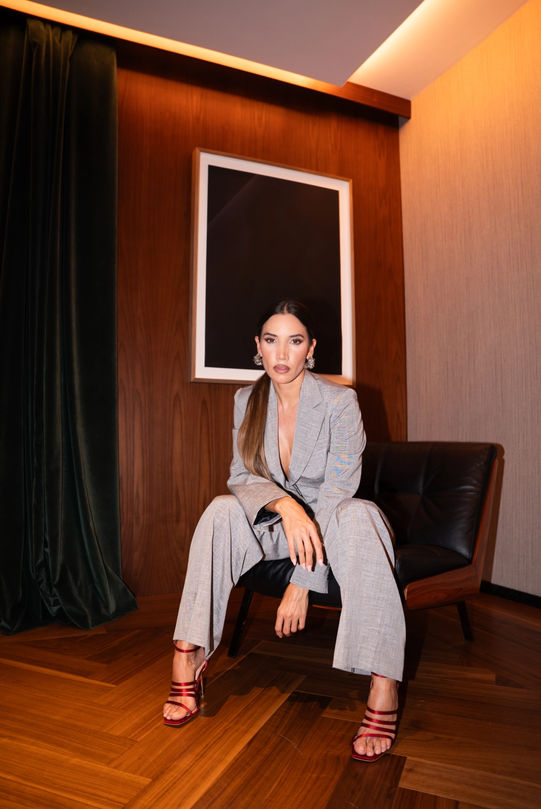 Foto de la cantante India Martínez con el look uno en el hotel Thompson Madrid
