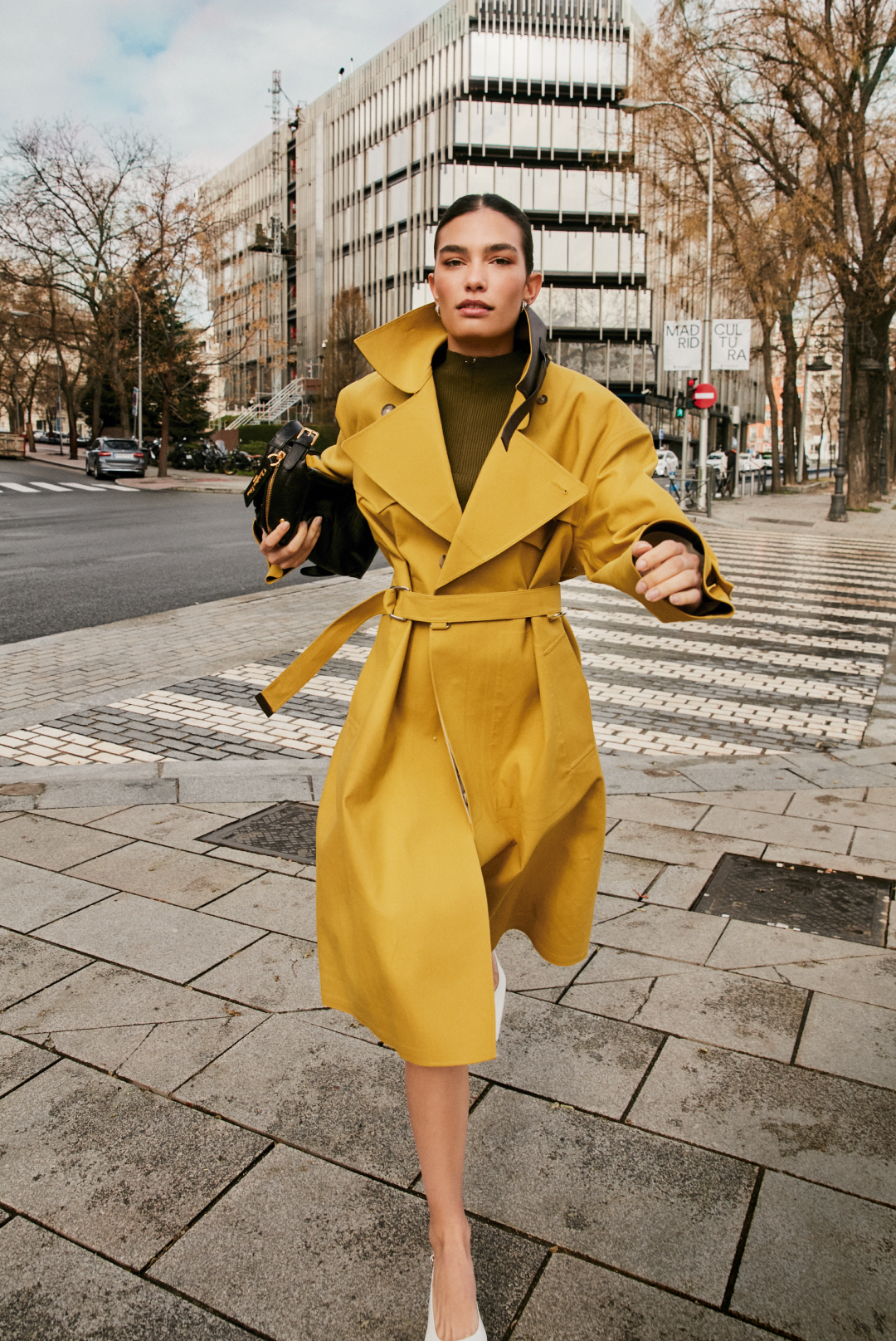 Foto dos de los looks de oficina de Magas