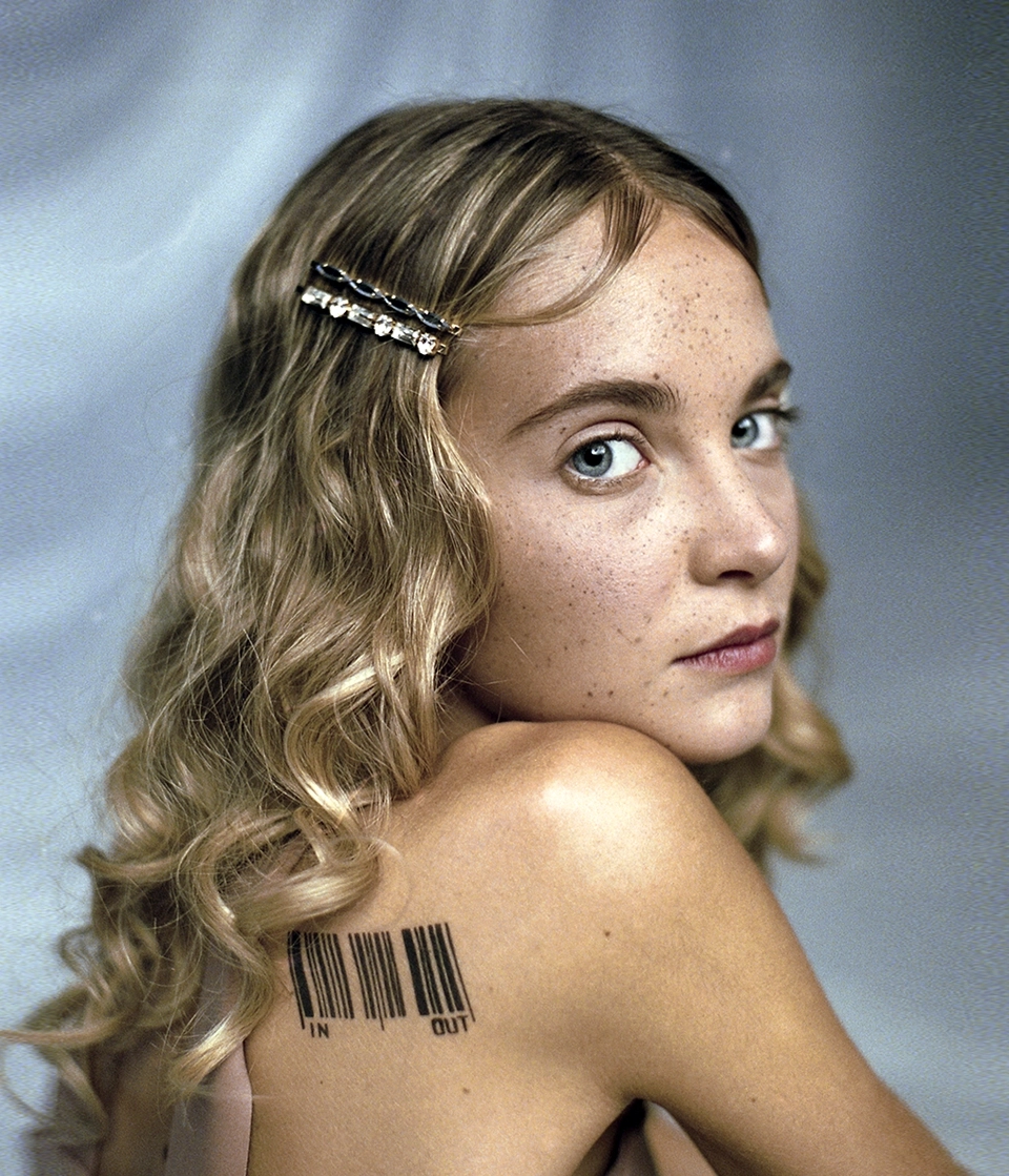 Retrato de Carlota Fernández Mendoza, foto fija del fashion film de In-Out dirigido por Lina Smith