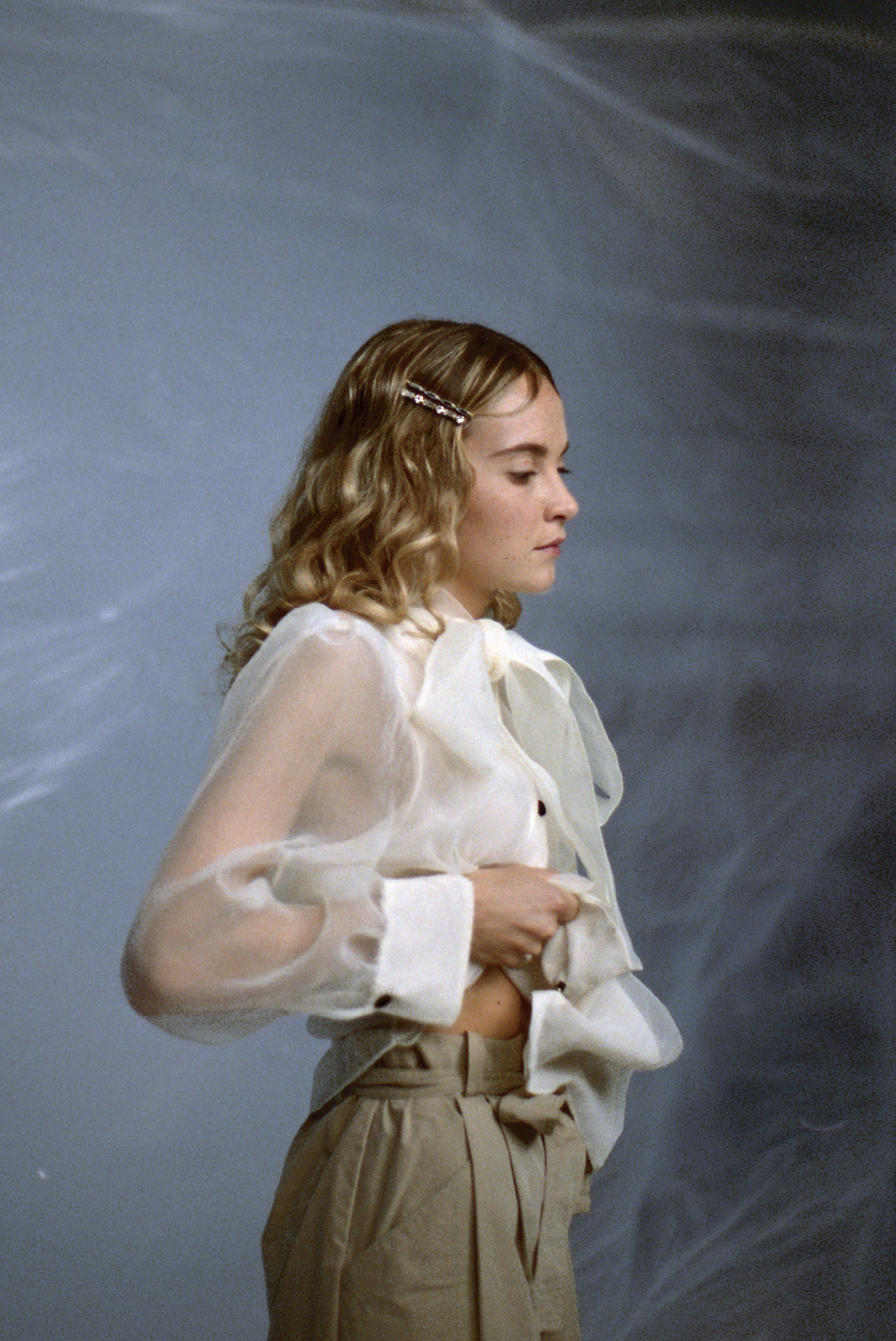 Fotografía de Carlota Fernández Mendoza actuando durante el rodaje del fashion film In-Out dirigido por Lina Smith