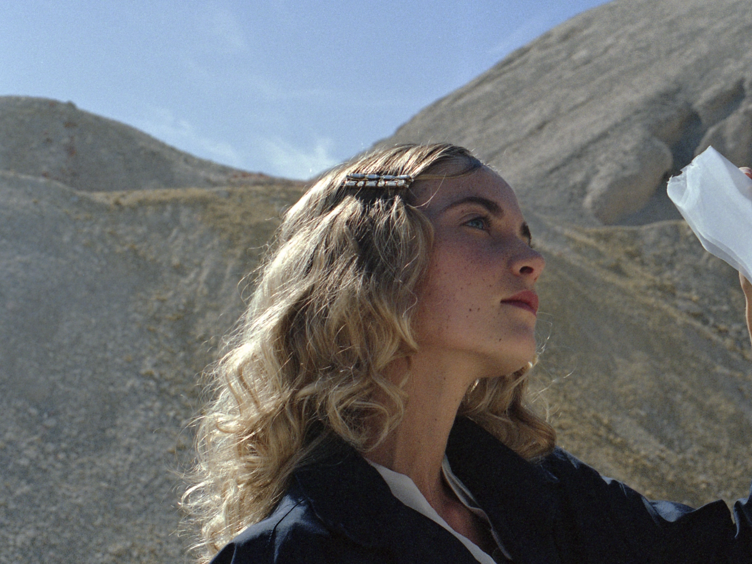 Fotografía de una escena exterior del rodaje del fashion film In-Out dirigido por Lina Smith