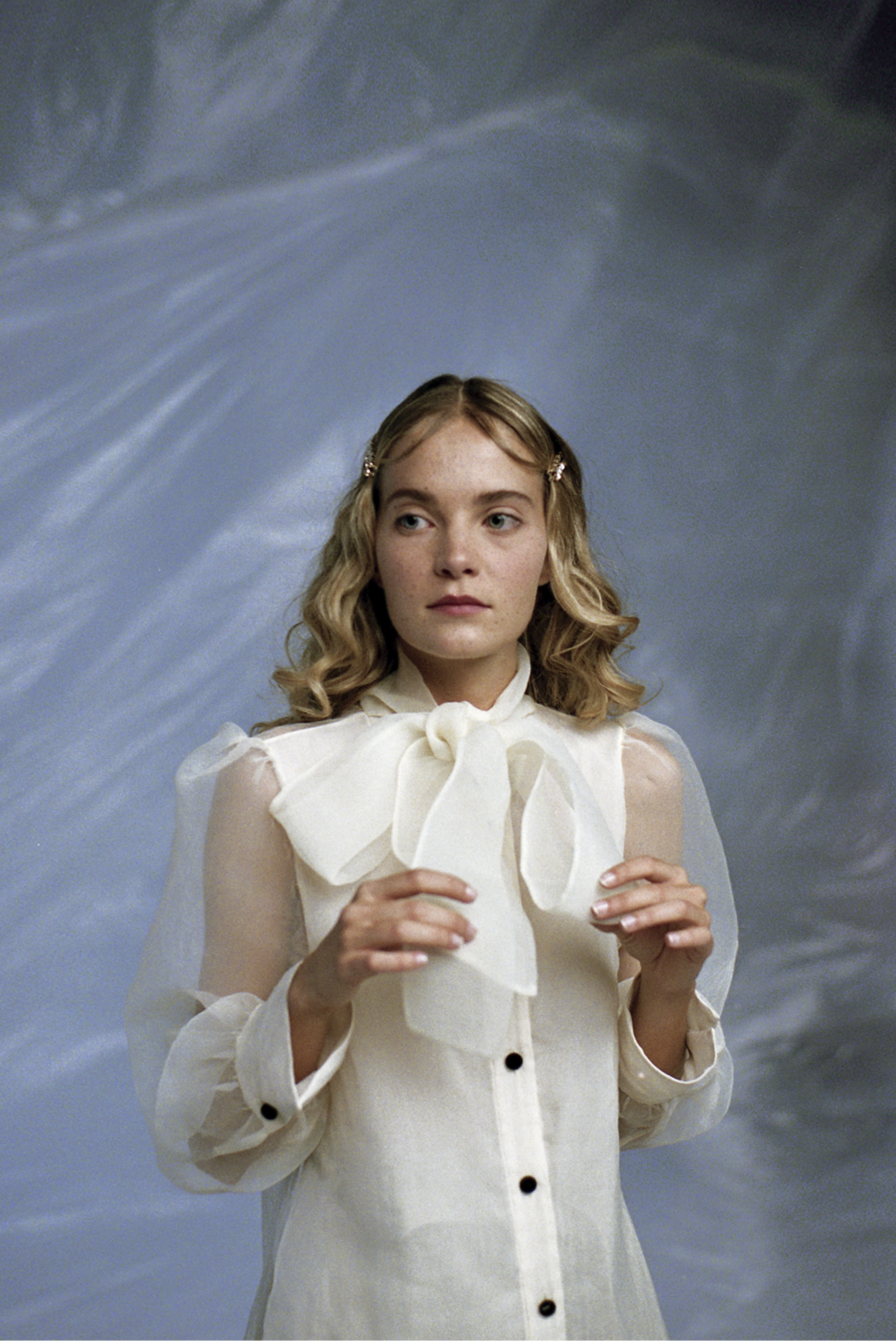 Fotografía de Carlota Fernández Mendoza actuando durante el rodaje del fashion film In-Out dirigido por Lina Smith