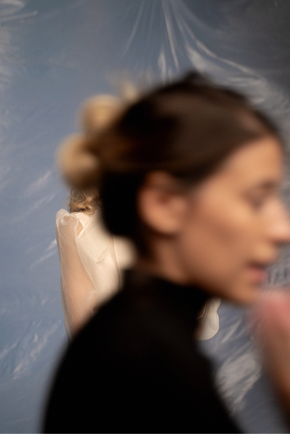Fotografía desenfocada de Lina Smith durante el rodaje del fashion film In-Out