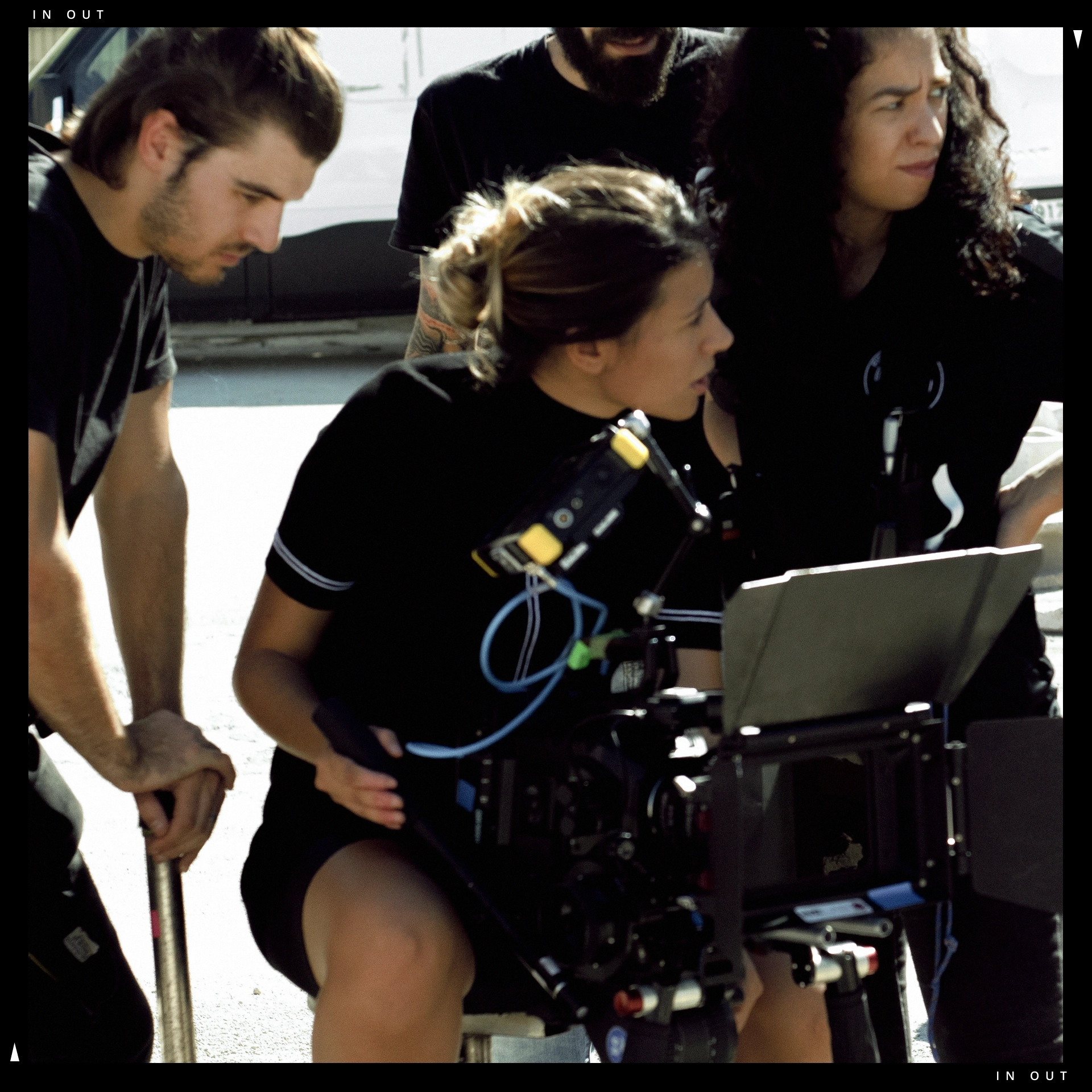 Lina Smith junto al gaffer y el operador de cámara durante el rodaje del fashion film In-Out