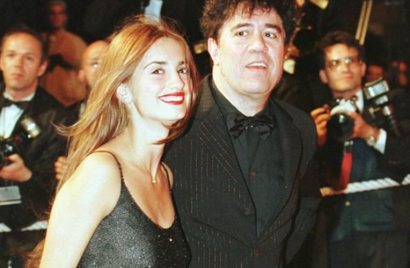 Penélope Cruz junto Pedro Almodóvar en los primeros años de carrera
