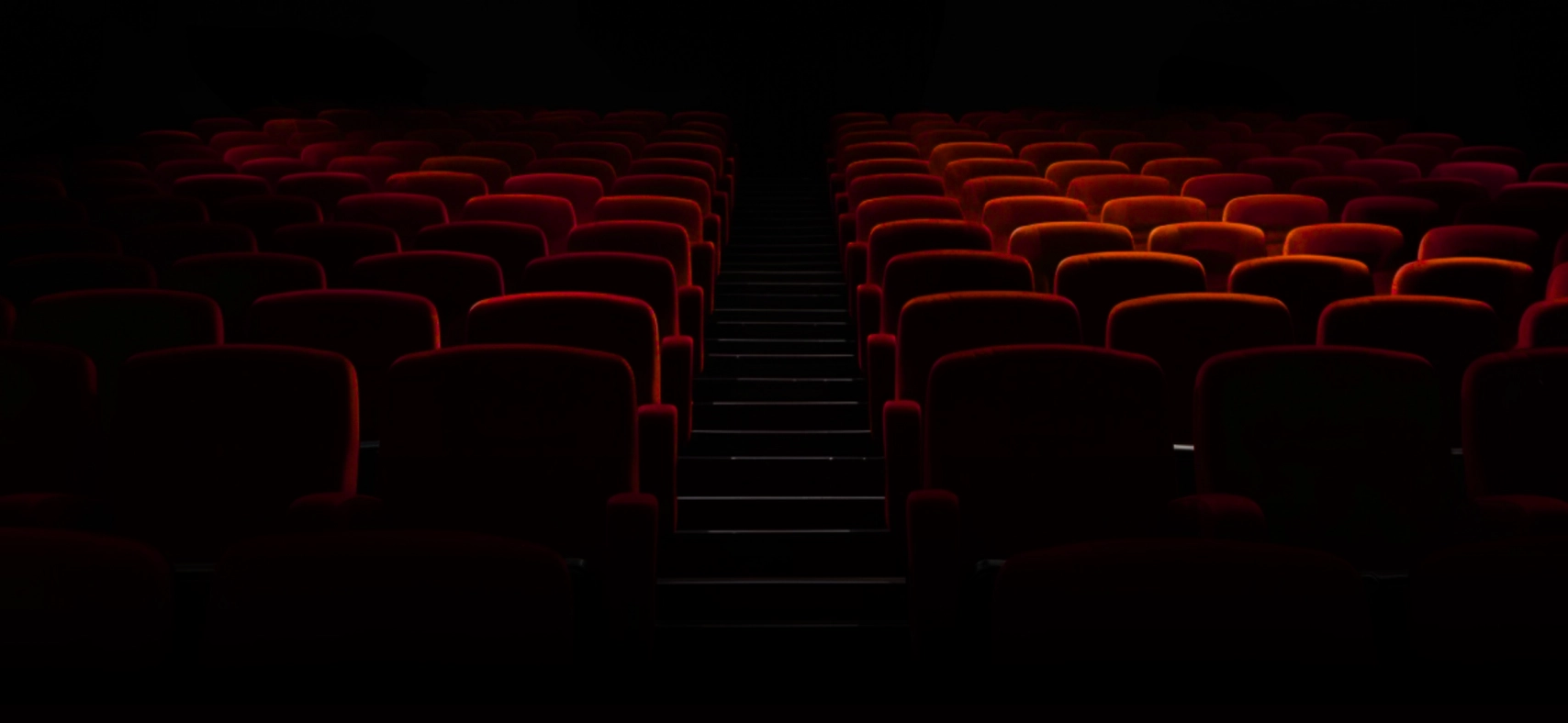 Sala de cine con las luces apagadas tras ver la pelicula de Penélope Cruz