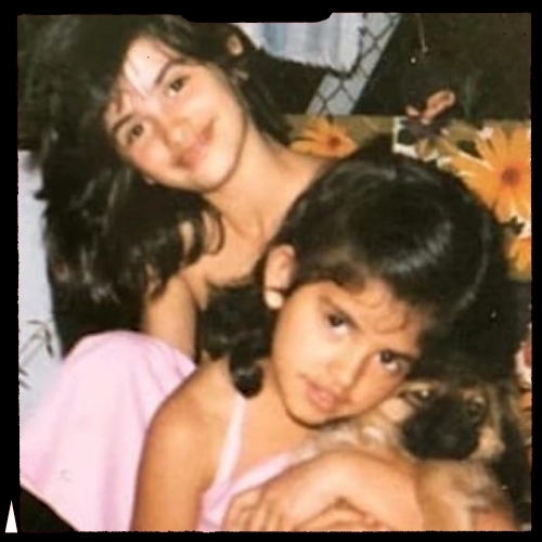 Penélope Cruz junto a sus hermana de pequeña, Mónica Cruz