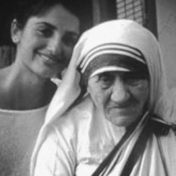 Foto de Penélope Cruz y la Madre Teresa de Calcuta en su viaje a India en 1998