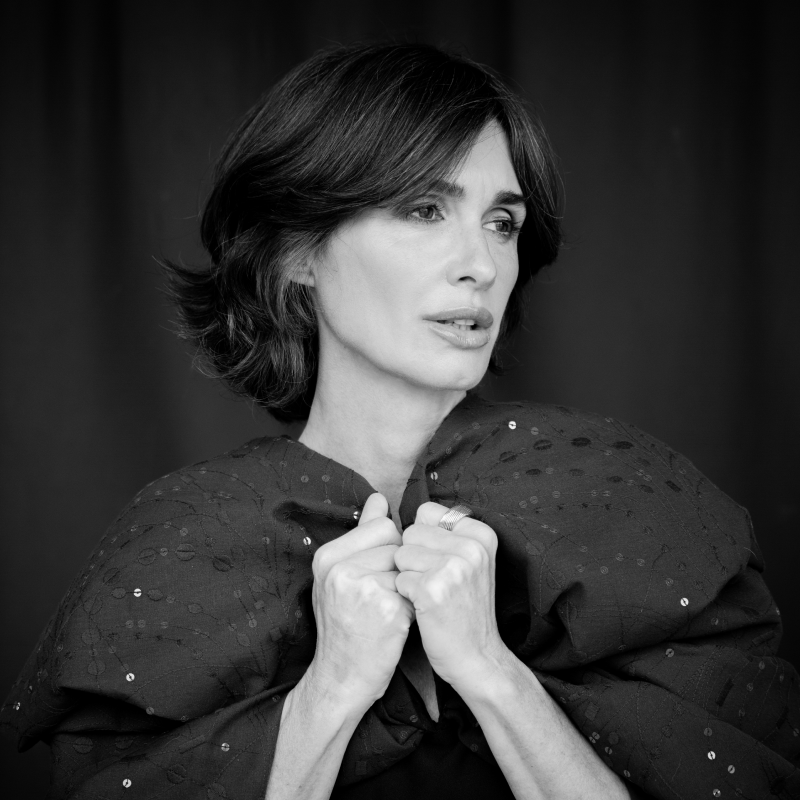 Foto dos de Paz Vega con el look uno