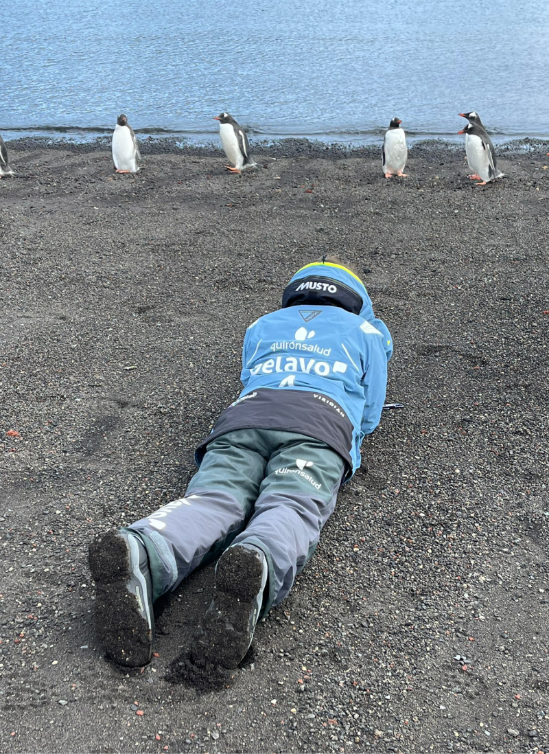 Foto seis de las 5 mujeres en la expedición a las Antártica