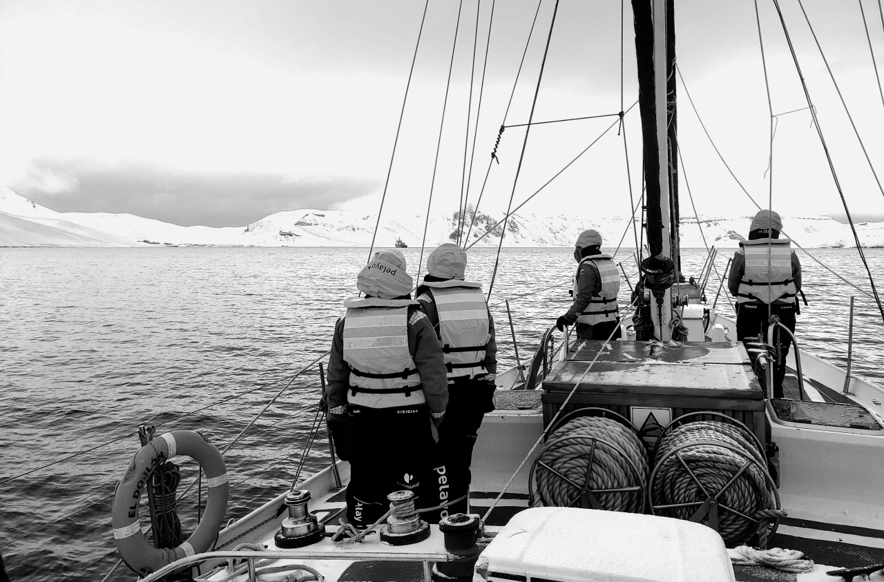 Foto tres de las 5 mujeres en la expedición a las Antártica